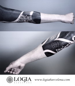 tatuaje-brazo-mandala-floral-negre-Logia-Barcelona-Dasly 